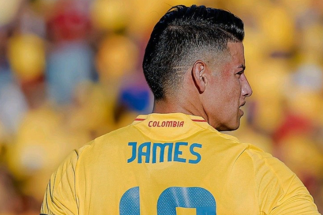James Rodríguez liet tranen van emotie vloeien toen hij naar zijn Colombiaanse shirt keek
